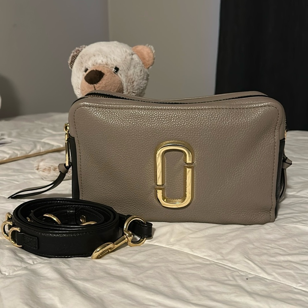 Marc Jacob’s soft shot bag large. (Authentic)